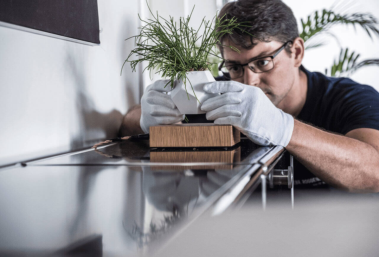 Ein Monteur mit Pflanze beim Inhouse-Service