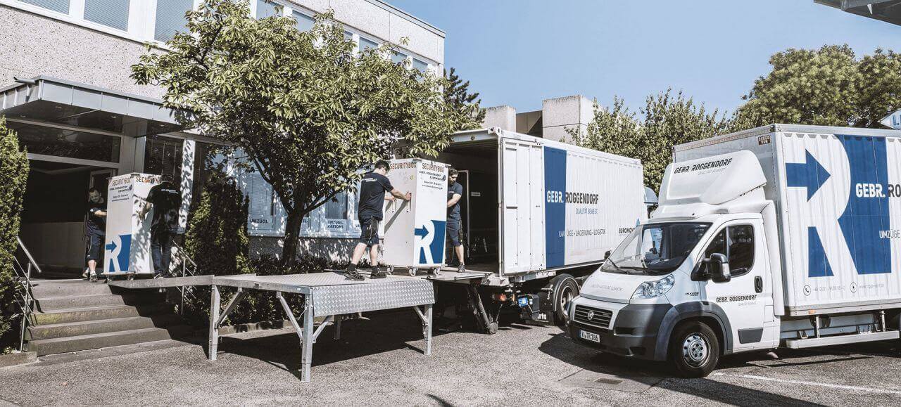 Das Umzugsunternehmen Roggendorf während eines Datenschutztransports